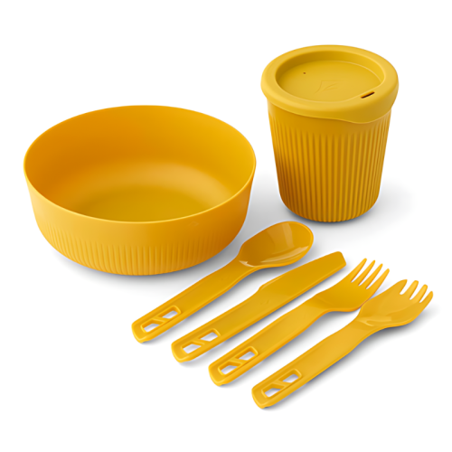 El juego de cocina de 6 piezas Sea To Summit Passage es un juego de comedor reutilizable de color amarillo que incluye un bol, una taza con tapa, una cuchara, un cuchillo y dos tenedores-cuchara. Cada artículo presenta un atractivo diseño acanalado y está organizado de forma ordenada sobre un fondo blanco impecable.