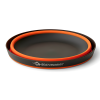 Un recipiente para acampar redondo y plegable, Sea To Summit Frontier, en color negro con un borde naranja y con el logotipo "Sea to Summit" en el lateral.