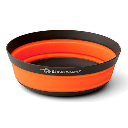 Un recipiente plegable de color naranja y gris con la marca "Bowl Sea To Summit Frontier" impresa en el lateral. El recipiente es expandible, lo que muestra su estructura resistente y su diseño flexible en capas, adecuado para acampar y realizar actividades al aire libre.