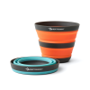 Las tazas plegables para acampar Sea To Summit Frontier de 400 ml están hechas de silicona plegable. Una taza naranja se mantiene expandida y en posición vertical, y dos tazas azules se encuentran plegadas. Todas las tazas tienen un borde negro y la marca Sea to Summit Frontier de 400 ml.