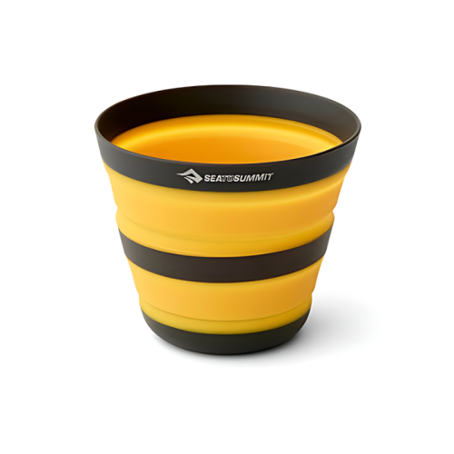 La taza plegable Sea To Summit Frontier de 400 ml es una taza plegable de silicona amarilla y negra de Sea to Summit que presenta un cuerpo acanalado en forma de acordeón que permite aplanarla para guardarla de forma compacta y expandirla para usarla. El logotipo de la marca se puede ver cerca del borde superior.