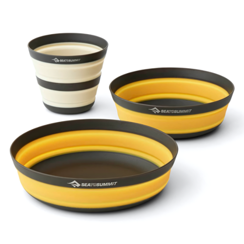 El juego de cocina de 3 piezas Sea To Summit Frontier consta de una taza, un tazón y un plato plegables, cada uno con una combinación de colores negro, amarillo y blanco y con el logotipo de la marca de forma destacada en los lados.