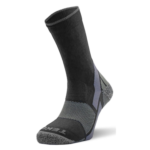 El Calcetín Teko Tactical Light Boot 2.0 es un calcetín de media pantorrilla en color negro y gris, con un diseño texturizado en la zona del pie y el tobillo. La sección de los dedos tiene un patrón gris en contraste con el nombre de la marca "TEK" visible, mientras que el talón y los costados muestran detalles tipo malla.