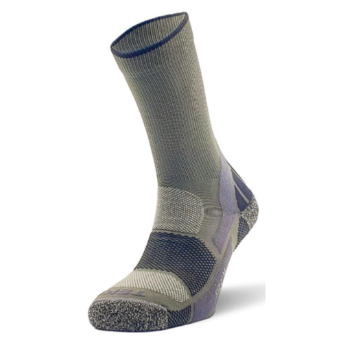 El calcetín Calcetín Teko Tactical Light Boot 2.0, disponible en gris y negro, cuenta con una suela acolchada y una textura acanalada ideal para actividades al aire libre o deportivas. Incluye secciones reforzadas en el talón y la puntera para una mayor durabilidad y ofrece un calce cómodo hasta la mitad de la pantorrilla.
