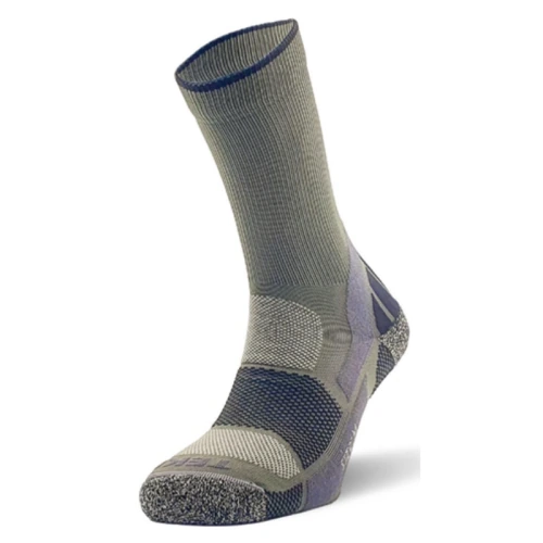 El calcetín Calcetín Teko Tactical Light Boot 2.0, disponible en gris y negro, cuenta con una suela acolchada y una textura acanalada ideal para actividades al aire libre o deportivas. Incluye secciones reforzadas en el talón y la puntera para una mayor durabilidad y ofrece un calce cómodo hasta la mitad de la pantorrilla.