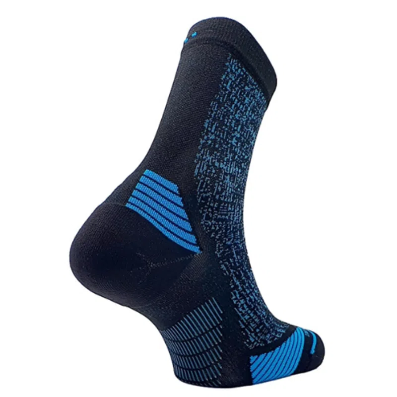 El Calcetín Teko EcoRun Short Crew Light Half Cushion 2.0 se muestra de lado, resaltando un elegante look negro acentuado con patrones azules en el talón, la puntera y los costados. El diseño texturizado sugiere un material transpirable, perfecto para la comodidad y la sostenibilidad.