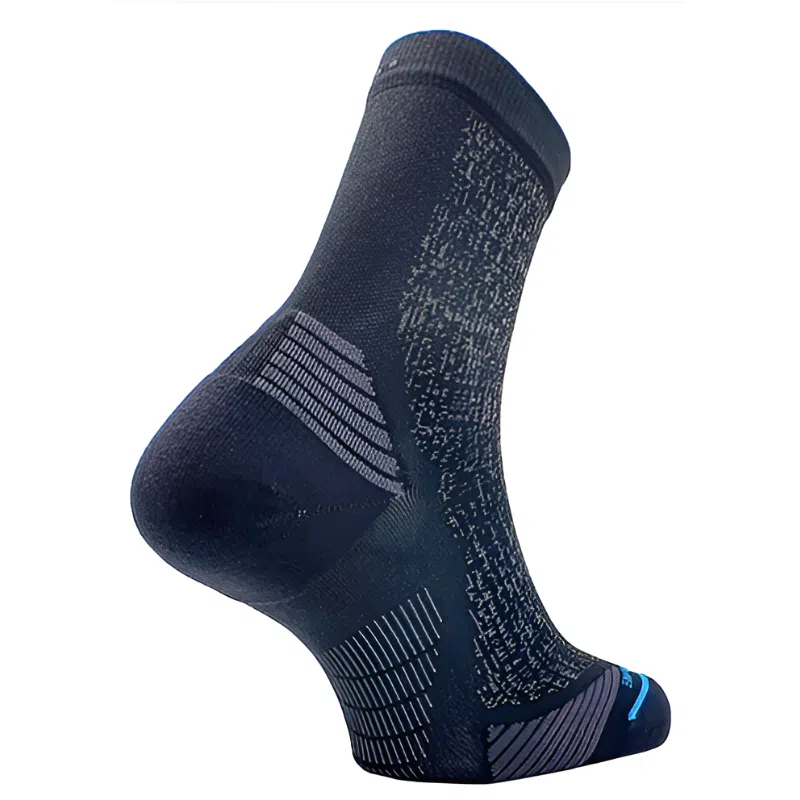 Los calcetines deportivos Calcetín Teko EcoRun Short Crew Light Half Cushion 2.0, en un diseño negro y gris con detalles azules, incluyen secciones texturizadas para un mejor soporte y agarre, que se muestran sobre un fondo blanco.