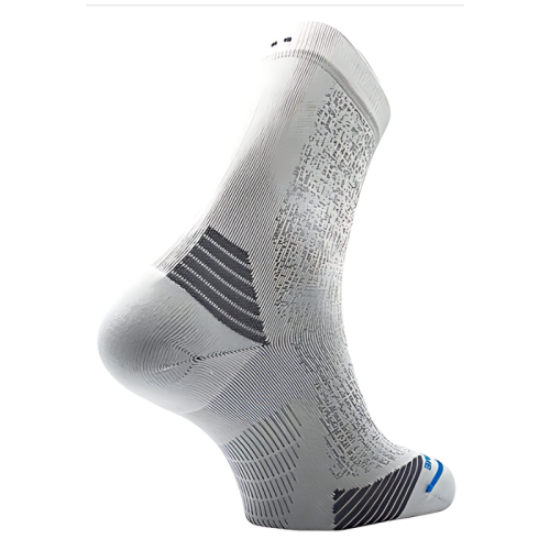 Los calcetines cortos Teko EcoRun Short Crew Light Half Cushion 2.0 presentan una sofisticada combinación de patrones geométricos en blanco y gris, acentuados con un toque de azul en la puntera. Sobre un fondo blanco, resaltan su detallada confección y su notable elasticidad.