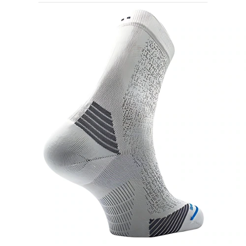 Los calcetines cortos Teko EcoRun Short Crew Light Half Cushion 2.0 presentan una sofisticada combinación de patrones geométricos en blanco y gris, acentuados con un toque de azul en la puntera. Sobre un fondo blanco, resaltan su detallada confección y su notable elasticidad.