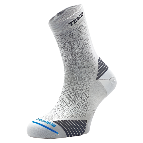 Se muestra un único calcetín Teko EcoRun Short Crew Light Half Cushion 2.0 en blanco y gris sobre un fondo blanco. El calcetín presenta varios patrones e incluye el texto "TEKO" cerca de la parte superior, con "RECYCLEDBL" en la zona de los dedos.