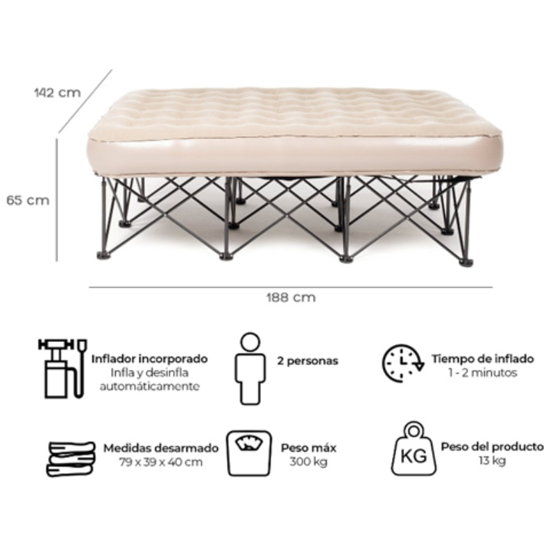 El Colchón Eléctrico Autoarmable con Estructura Kano incluye un colchón inflable de color beige sostenido por patas de metal de color negro, con dimensiones de 142 cm de ancho, 188 cm de largo y 65 cm de alto. Cuenta con un sistema de inflado automático que funciona en 1-2 minutos, acomoda a dos personas con facilidad y tiene una capacidad de peso de hasta 300 kg mientras que él mismo pesa solo 13 kg.