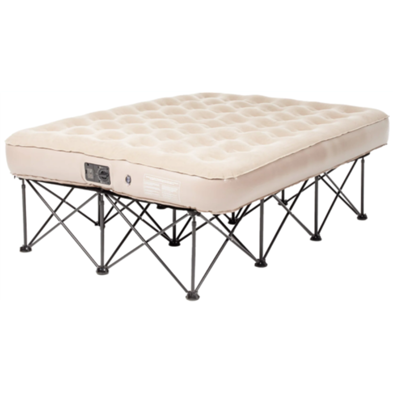 El Colchón Eléctrico Autoarmable con Estructura Kano es un colchón de aire elevado de color beige con un armazón y una bomba integrados. Parece completamente inflado y descansa elegantemente sobre un armazón de metal negro plegable que lo mantiene alejado del suelo. El panel de control de la bomba está convenientemente ubicado en el costado del colchón.