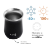 Un Mate Térmico Acero Inoxidable negro con la etiqueta "Kano", diseñado con habilidad para soportar temperaturas de -50 °C a 100 °C. Junto a la taza, un texto afirma que mantiene la temperatura durante 6 a 12 horas y no retiene olores ni sabores. Los íconos de copos de nieve y sol resaltan su notable rango de temperatura.