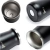 Primer plano de un vaso cilíndrico negro y plateado de la marca KANO, identificado como Mate Térmico Acero Inoxidable Kano. Las imágenes presentan varias perspectivas, destacando su interior metálico, su elegante exterior y el diseño detallado de su base.