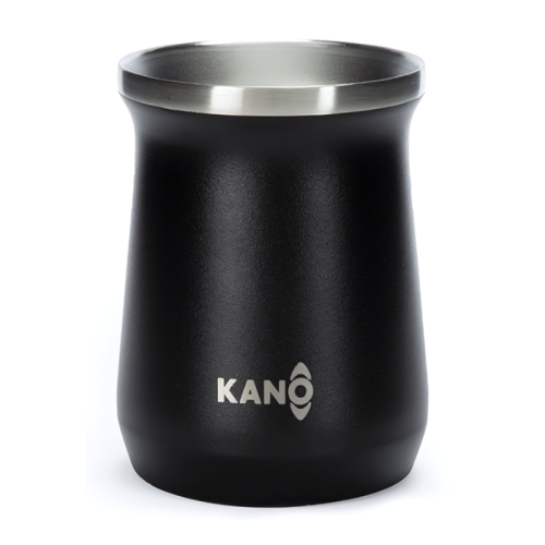 Una elegante taza Mate Térmico Acero Inoxidable Kano en un elegante color negro, con una parte superior ligeramente acampanada y un interior de acero inoxidable. La taza está adornada con el nombre de la marca "KANO" en llamativas letras plateadas junto con un logotipo circular minimalista.