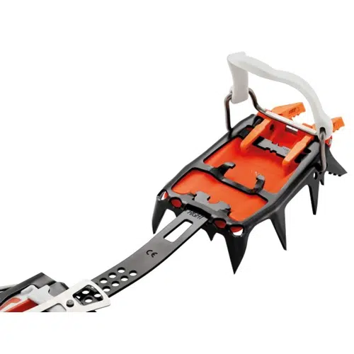 Una vista detallada de los Crampones Modulables Petzl Lynx 2024 resalta su cuerpo principal negro y naranja, sus puntas metálicas y sus correas blancas, que garantizan una sujeción segura a las botas. El diseño incorpora características ajustables para un ajuste perfecto en diferentes tamaños de calzado.
