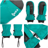 Los guantes de nieve para niños Kano son mitones de color verde azulado con palmas negras hechos de un material resistente al agua. Las imágenes en primer plano revelan puños elásticos, correas ajustables y una pequeña etiqueta con el logotipo en cada mitón. Las gotas de agua que brillan en la superficie muestran su excelente repelencia al agua, lo que los hace perfectos para aventuras en la nieve.