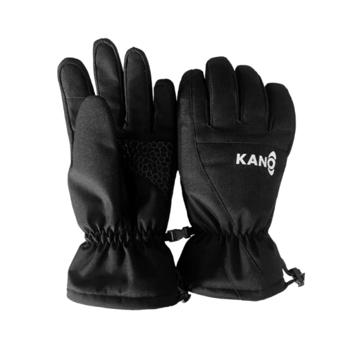 Un par de guantes de invierno negros con la etiqueta "KANO" en blanco en la parte posterior de un guante. Estos guantes de nieve para Ski Kano tienen puños elásticos y un patrón de agarre texturizado en la palma. Diseñados para brindar calidez y actividades al aire libre, son perfectos para tu próxima aventura en Ski Kano.