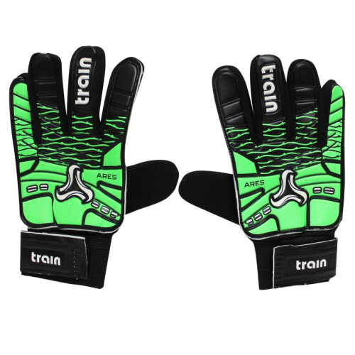Un par de guantes de portero verdes y negros de la marca Ares (Infantil) Train, que presentan la marca "Train" en las correas de las muñecas y los dedos, así como un patrón único con el texto "ARES" en las palmas. Diseñados a la perfección para jóvenes jugadores de fútbol.