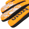 Primer plano de guantes de portero de color naranja y negro con detalles plateados. Los dedos tienen un diseño texturizado y protector. En uno de los dedos se ve parte de una palabra en letras negras en negrita, parcialmente visible como "HOCIN".