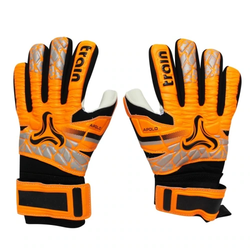 Un par de guantes deportivos de colores brillantes en color naranja y negro con detalles en blanco, estos Guantes De Arquero Apolo Train presentan diseños intrincados, una marca "Train" en los dedos, "AIDOL" en los pulgares y correas de muñeca ajustables para un ajuste seguro.