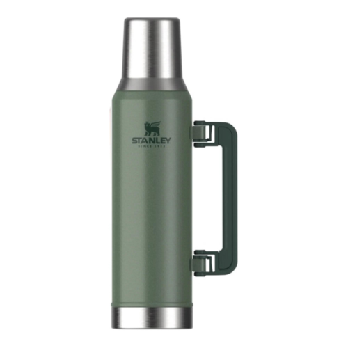 Un termo Stanley Classic de 1,6 l de color verde con tapa plateada, asa resistente en el lateral y detalles plateados en la parte superior e inferior. El logotipo de la marca Stanley se muestra de forma destacada en el frente del termo, lo que lo convierte en el compañero perfecto para cualquier aventura.