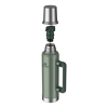 El termo con aislamiento Mate Stanley System Classic de 1,6 l se muestra en una vista ampliada que resalta su diseño innovador. Con una tapa desmontable y un tapón flotante en la parte superior, este resistente compañero presenta detalles metálicos y un asa resistente para transportarlo fácilmente.