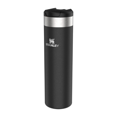 La Botella Térmica Stanley Aerolight 591ml es una taza térmica de viaje alta fabricada en acero inoxidable negro con borde plateado y tapa negra, que luce el logotipo de Stanley en el frente. Es perfecta para mantener tus bebidas a la temperatura ideal.