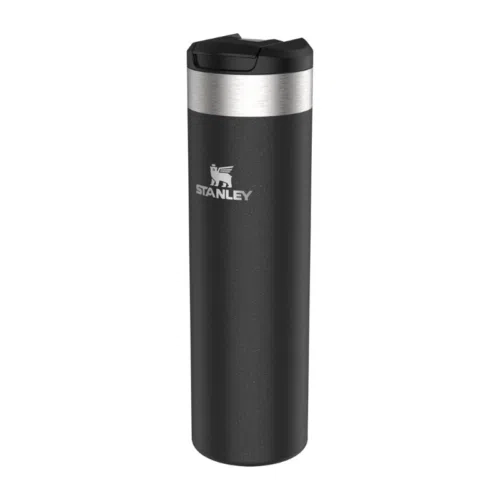 La Botella Térmica Stanley Aerolight 591ml es una taza térmica de viaje alta fabricada en acero inoxidable negro con borde plateado y tapa negra, que luce el logotipo de Stanley en el frente. Es perfecta para mantener tus bebidas a la temperatura ideal.