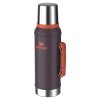 Un termo Stanley Classic de color violeta oscuro con tapa de acero inoxidable y logotipo y borde en color naranja. El diseño de 950 ml incluye un asa resistente y la marca "Stanley" impresa en color naranja en el lateral.