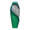 El saco de dormir Sea To Summit Ascent -9° C se presenta con la cremallera completamente abierta, lo que resalta su diseño interior y exterior en verde y gris. Su forma tipo capullo, con una sección superior más ancha que se estrecha hacia la parte inferior, lo hace ideal para aventuras de campamento al aire libre.