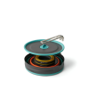 El juego de cocina de 5 piezas Sea To Summit Frontier de 2,2 l es un eficiente juego de cocina diseñado para uso en exteriores, con un diseño minimalista compacto y portátil con un asa desmontable. Incluye una olla con tapa en verde azulado y gris, dentro de la cual se guardan cuidadosamente cuencos apilables de colores negro, naranja, amarillo y verde.