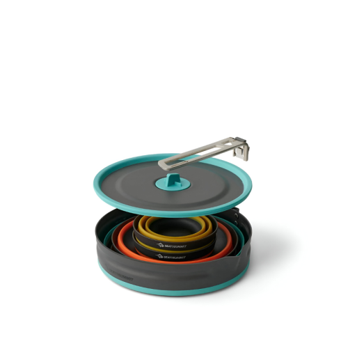 El juego de cocina de 5 piezas Sea To Summit Frontier de 2,2 l es un eficiente juego de cocina diseñado para uso en exteriores, con un diseño minimalista compacto y portátil con un asa desmontable. Incluye una olla con tapa en verde azulado y gris, dentro de la cual se guardan cuidadosamente cuencos apilables de colores negro, naranja, amarillo y verde.