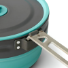Primer plano de una olla para acampar turquesa y gris del Set de Cocina 5pc Sea To Summit Frontier 2.2L, que cuenta con un asa de metal plegable con cortes rectangulares. La distintiva tapa complementa la combinación de colores y le aporta funcionalidad y estilo para sus aventuras al aire libre.