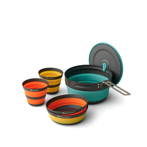 El juego de cocina de 5 piezas Sea To Summit Frontier de 2,2 l incluye utensilios de cocina plegables para acampar que incluyen cinco tazones coloridos con rayas naranjas, amarillas y verde azulado, además de una olla de color verde azulado con un mango de acero inoxidable y una tapa a juego. Todos los elementos se pueden guardar uno dentro del otro para un almacenamiento compacto.