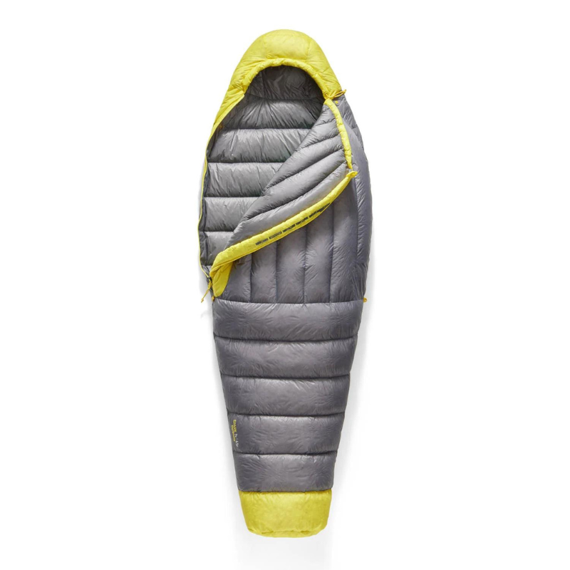 El saco de dormir Pluma Sea To Summit Spark Women's -9°C es un saco de dormir gris con ribete amarillo, parcialmente abierto para mostrar su interior a juego. Su diseño liviano lo hace perfecto para aventuras de campamento al aire libre.