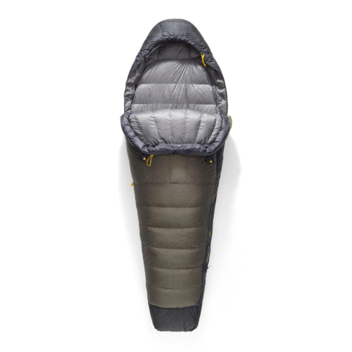 El saco de dormir Pluma Sea To Summit Spark Pro -9 C es un saco de dormir estilo momia gris y negro que presenta un interior aislado con un acabado elegante y una capucha cerrada, sobre un fondo blanco. Incluye cordones amarillos en la parte superior para facilitar los ajustes.