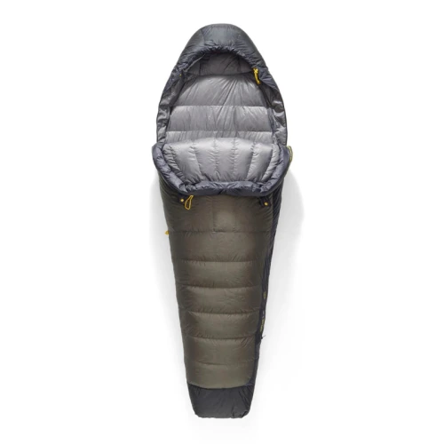 El saco de dormir Pluma Sea To Summit Spark Pro -9 C es un saco de dormir estilo momia gris y negro que presenta un interior aislado con un acabado elegante y una capucha cerrada, sobre un fondo blanco. Incluye cordones amarillos en la parte superior para facilitar los ajustes.