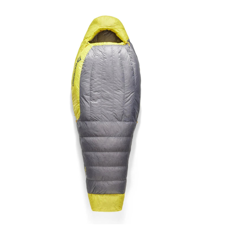 Presentamos el saco de dormir Pluma Sea To Summit Spark para mujer de -9 °C: un saco de dormir tipo momia gris y amarillo con capucha, perfecto para acampar al aire libre. La parte superior e inferior son amarillas, mientras que la parte central del cuerpo es gris. Su diseño acolchado proporciona aislamiento y cuenta con un práctico cierre de cremallera en el lado izquierdo.