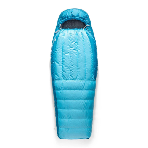 El saco de dormir Sea To Summit Trek -9C es un saco de dormir tipo momia de color azul brillante con capucha, diseñado para cubrir todo el cuerpo y brindar aislamiento, ideal para acampar al aire libre. El material parece estar acolchado para brindar mayor calidez y comodidad.
