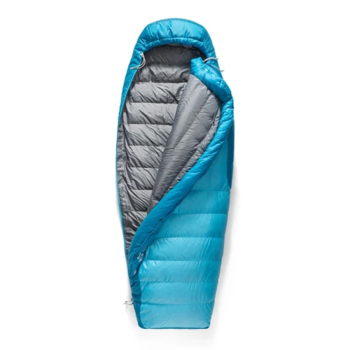 El saco de dormir Sea To Summit Trek -9C, en color azul, presenta un interior gris con un diseño acolchado. Está parcialmente abierto para mostrar su forma de momia, que está optimizada para una eficiente retención del calor en climas más fríos.