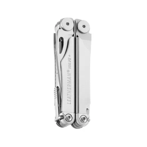 La multiherramienta Wave Plus Leatherman 832524 cerrada presenta un elegante acabado metálico, que resalta su diseño compacto y su sutil marca en el costado.