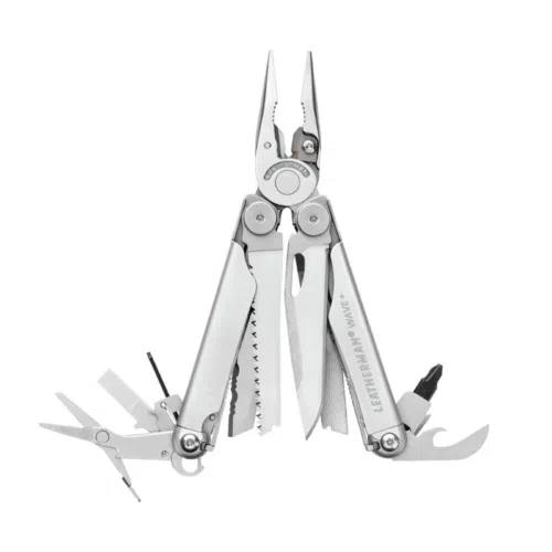 La multiherramienta Wave Plus Leatherman 832524 cuenta con una construcción de acero inoxidable diseñada con precisión, con alicates de centro abierto y una variedad de herramientas, que incluyen una sierra, tijeras, un destornillador y un cuchillo.