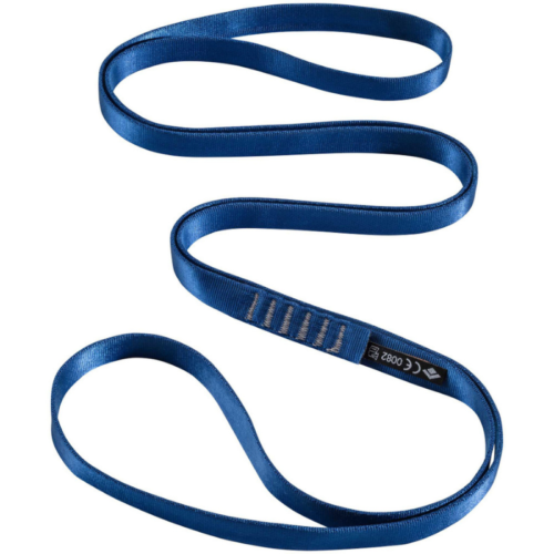 Esta eslinga de escalada enrollada de color azul, conocida como Anillo Cosido Black Diamond 18 mm Nylon Runner, está fabricada con material duradero y cuenta con una etiqueta que muestra información de seguridad y certificación.