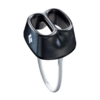 Un elegante dispositivo de aseguramiento Black Diamond ATC cuenta con dos ranuras para cuerda y un lazo de metal brillante para una fijación segura, lo que lo convierte en un asegurador ideal para todas tus aventuras de escalada.