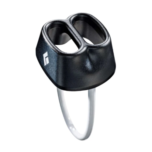 Un elegante dispositivo de aseguramiento Black Diamond ATC cuenta con dos ranuras para cuerda y un lazo de metal brillante para una fijación segura, lo que lo convierte en un asegurador ideal para todas tus aventuras de escalada.