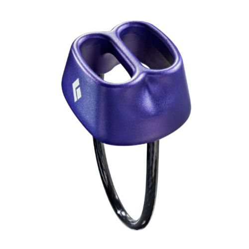 El Asegurador Black Diamond ATC es un dispositivo de aseguramiento para escalada de color violeta que cuenta con dos ranuras para cuerda y un lazo negro en la parte inferior. Su acabado metálico y su pequeño logotipo en el lateral realzan su elegante diseño.