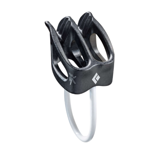 Dispositivo de seguridad para escalada en roca de color negro con dos ranuras para alinear la cuerda y un lazo metálico curvado para sujetarlo. El dispositivo presenta un logotipo sencillo en blanco. Está diseñado para escalada y rápel seguros.