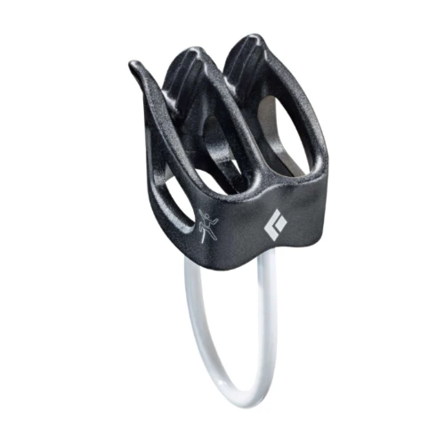 Dispositivo de seguridad para escalada en roca de color negro con dos ranuras para alinear la cuerda y un lazo metálico curvado para sujetarlo. El dispositivo presenta un logotipo sencillo en blanco. Está diseñado para escalada y rápel seguros.