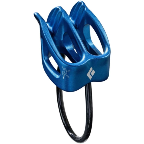 Un elegante dispositivo de seguridad para escalada en un llamativo color azul, con dos ranuras y un resistente lazo negro. El diseño minimalista se complementa con un pequeño logotipo en su superficie, lo que lo hace funcional y elegante para cualquier aventura de escalada.